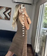 Vestido corto tejido al crochet color crudo, con breteles finos y calado en todo el cuerpo.