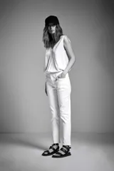 Pantalón blanco de denim, corte slim y tiro medio.