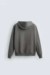 Sudadera con capucha gris confeccionada en tejido de algodón con interior de rizo, manga larga, bolsillo tipo canguro y terminaciones en rib.