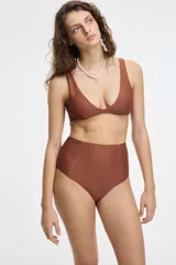 Top de bikini negro con textura arrugada y escote en V.