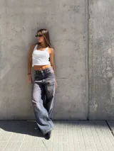 Pantalón jean azul con efecto lavado, corte wide leg y tiro bajo.