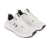 Championes Under Armour Charged Commit TR 4, color gris claro con logo negro y suela blanca.