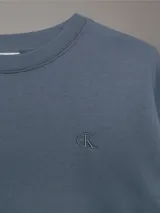 Buzo tipo fleece color azul grisáceo, con cuello redondo, corte regular y logo de Calvin Klein bordado en el pecho.