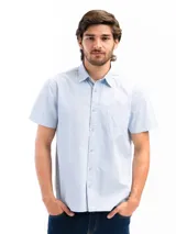 Camisa celeste de manga corta con cuello clásico, cierre frontal con botones y bolsillo en el pecho.