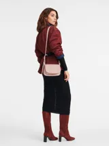 Cartera cruzada Longchamp modelo Le Foulonné, color rosa pálido, con solapa y correa ajustable.