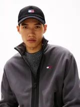 Gorra de béisbol negra con paneles de malla blanca en la parte trasera y logo de Tommy Jeans bordado en el frente.