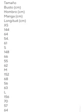 Campera bomber gris con diseño acolchado, cierre frontal con cremallera y broches a presión, cuello, puños y bajo acanalados.