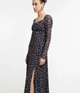 Vestido midi de tul negro con estampado floral liberty en tonos lila, escote cuadrado con lazo, mangas largas y abertura lateral.