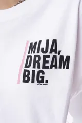 Remera negra de corte oversize con estampado frontal que dice "MIJA DREAM BIG" en tipografía blanca y rosa.