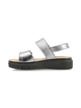 Sandalias plateadas con plataforma negra, tiras anchas con ajuste de velcro y plantilla de cuero.