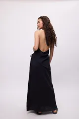 Top sin mangas con cuello halter y estampado a rayas verticales en tonos pastel.