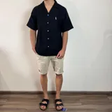 Camisa negra de muselina con manga corta y corte oversize.