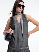 Vestido largo gris de viscosa con efecto gastado, sin mangas, escote halter y tira fina para anudar al cuello tipo choker. Falda con recorte y frunces.