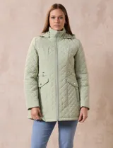Campera capitoneada verde claro, marca Gallery, con abertura central con cierre, bolsillos delanteros y capucha desmontable. Forro interno a tono.