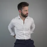 Camisa de vestir blanca satinada, de manga larga con puños franceses, cuello clásico y cierre frontal abotonado.