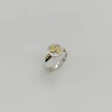 Anillo de plata 925 con apliques de oro 18k, con diseño de sello redondo con símbolo de escribanía.