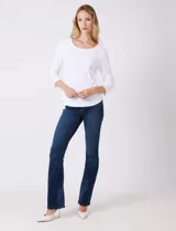 Remera de algodón negra de manga tres cuartos y cuello redondo.