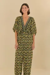 Mono largo con estampado geométrico en tonos negro, verde y dorado. Escote en V pronunciado con bordados en los bordes y mangas amplias.