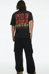 Remera negra de corte holgado con estampado frontal del logo de la banda Guns N' Roses en color rojo.