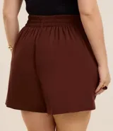 Short de vestir color marrón, con cintura elástica en la parte trasera, bolsillos laterales y cierre frontal oculto.