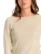 Buzo tejido en hilado fino color beige, con cuello bote y manga raglán ¾.