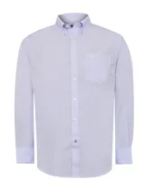 Camisa de hombre RKF Cityscape, de manga larga, corte regular y cuello americano abotonado. Diseño a cuadros pequeños en tonos blanco y celeste.