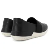 Championes casuales Usaflex Corina de cuero negro con suela blanca.