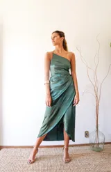 Vestido midi de satén azul eléctrico, con breteles finos, corte al bies y falda irregular con volados.