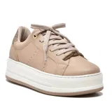 Championes urbanos color beige con plataforma blanca y detalles dorados en el talón y los cordones.