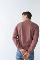 Buzo de felpa gris oscuro con logo estampado en el frente, cuello redondo, mangas largas y puños.