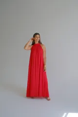 Vestido largo color rojo, confeccionado en viscosa, con cuello halter fruncido y silueta amplia.