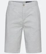 Bermuda de algodón color gris claro con textura discreta, bolsillos delanteros y traseros.