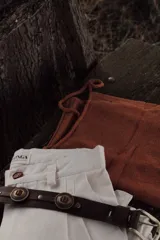 Top tejido color crudo, de algodón, con breteles finos y corte recto.