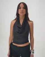 Top negro con cuello drapeado y espalda descubierta.