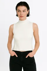 Musculosa blanca de viscosa con cuello alto y corte ajustado.