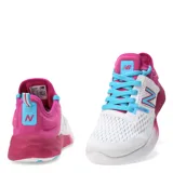 Championes New Balance para running, color blanco con detalles en rosa y celeste.
