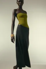 Falda midi color verde oliva de tiro alto con cintura elástica.