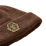 Gorro de lana tejido en punto acanalado, color marrón oscuro, con borde doblado y parche bordado de la marca Rip Curl con diseño abstracto y texto.