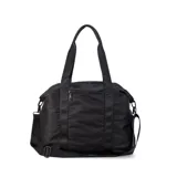 Bolso deportivo negro de nylon, con compartimento principal con cierre y bolsillo adicional al frente con cierre. Cuenta con asas y correa extensible.