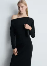 Vestido midi negro con escote off-shoulder, manga larga y frunces laterales.