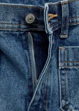 Pantalón de jean celeste, corte wide leg, tiro alto, con bolsillos de parche delanteros y traseros.
