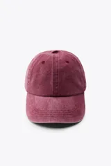 Gorra de béisbol color borgoña de algodón con efecto lavado.