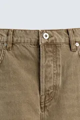 Pantalón de jean color marrón claro, de corte recto y tiro alto, con cinco bolsillos y cierre frontal con botones.