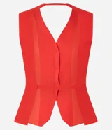 Chaleco de vestir color blanco hueso, con escote en V, cierre frontal con botones y espalda abierta. Corte sastrero.