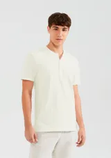 Camiseta básica de color blanco con botones en el cuello, de corte regular y manga corta.