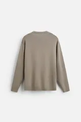 Jersey de punto azul marino de corte clásico, con cuello redondo y mangas largas.