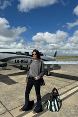 Pantalón de jean negro de corte acampanado.