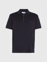 Chomba Calvin Klein negra de algodón, con cuello polo y media cremallera. Tiene mangas cortas y parche de goma con el logo de la marca en el pecho.