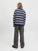 Polo tejido de manga larga con fit relajado, color azul marino con rayas horizontales blancas. Presenta medio cierre de botones en el cuello y una construcción en punto.