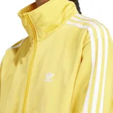 Campera de estilo deportivo color amarillo con cierre frontal y detalles en las mangas.